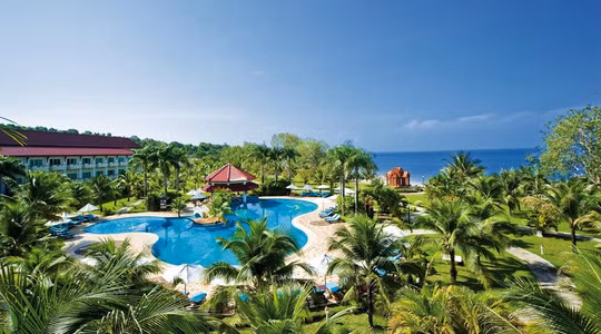 Sokha được đánh giá là bãi biển tốt nhất tại Sihanoukville với bãi cát trắng mịn trải dài 1,5 km và nước biển nông vừa vặn, hoàn hảo để bơi lội và tắm nắng. Bãi biển này chỉ có một phần dành cho người dân sử dụng, còn lại chỉ dành riêng cho du khách của các khách sạn, resort đẳng cấp tại đây.