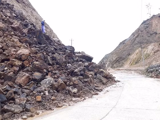  Đá sạt lở trên đoạn tuyến Măng Ri-Ngọc Linh