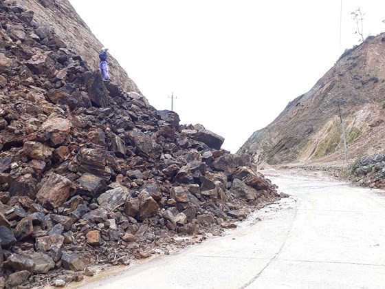  Đá sạt lở trên đoạn tuyến Măng Ri-Ngọc Linh