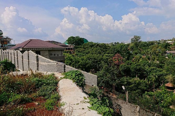 “Không Gian Xưa” có nhiều công trình kiên cố xây trên đất nông nghiệp.