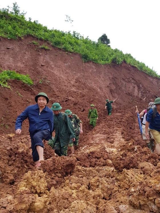 Đoàn công tác của Tổng cục Phòng chống Thiên tai do Cục trưởng Trần Quang Hoài lặn lội vào xã Noong Hẻo - Sìn Hồ (Lai Châu) để chỉ đạo tìm kiếm các nạn nhân còn mất tích Đoàn công tác của Tổng cục Phòng chống Thiên tai do Cục trưởng Trần Quang Hoài lặn lội vào xã Noong Hẻo - Sìn Hồ (Lai Châu) để chỉ đạo tìm kiếm các nạn nhân còn mất tích