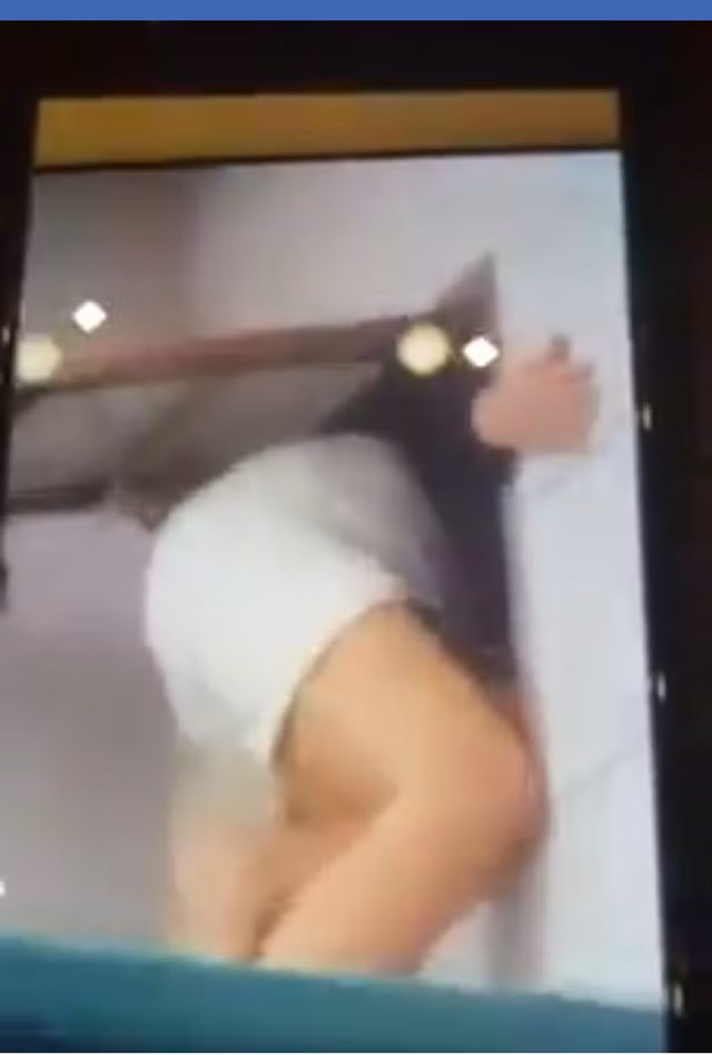 Hình ảnh được cho là bà M. chui ra cửa thông gió của nhà nghỉ để trốn.