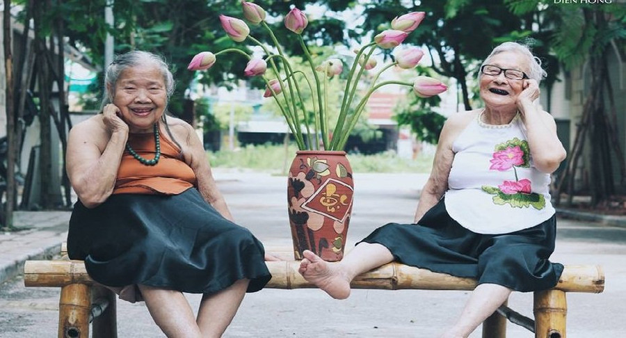  Các cụ già trong hoạt động chụp ảnh cùng hoa sen (Ảnh: Viện dưỡng lão cung cấp)