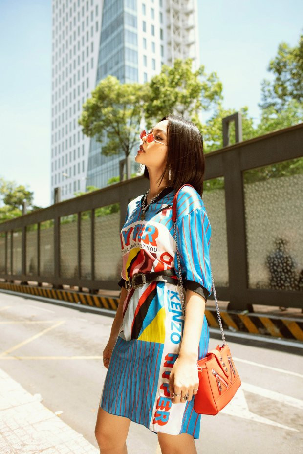 Khéo léo tạo điểm nhấn thắt eo bằng vintage belt một chút thôi là bạn đã nghiễm nhiên “ăn gian” thêm một chút chiều cao cũng như giúp tôn dáng hơn rất nhiều. Và Tú Hảo thì rất giỏi trong việc phối đồ như vậy. Một nửa đôi khuyên tai không làm mất đi sự long lanh, tỏa sáng vốn có của món trang sức, mà ngược lại chúng tạo nên cảm giác mất cân đối phá cách trên gương mặt Tú Hảo.