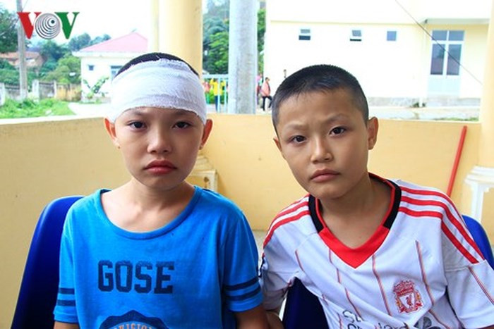 Hai cháu bé bị mất bà trong vụ tai nạn. Hai cháu bé bị mất bà trong vụ tai nạn.