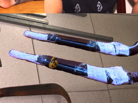  2 khẩu súng và số hung khí mà cơ quan công an thu được tại công ty đòi nợ thuê