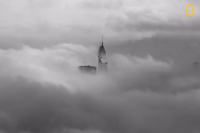  Sương phủ dày đặc bao phủ kín các tòa nhà cao tầng ở Hong Kong, Trung Quốc. Ảnh: CP Lau