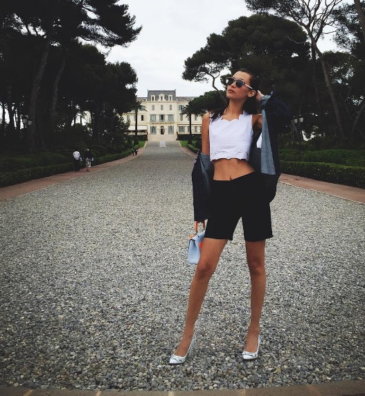  Kết hợp quần short lửng cùng crop top và giày cao gót là cách Bella khoe đôi chân dài thon gọn và vóc dáng siêu mẫu quyến rũ.