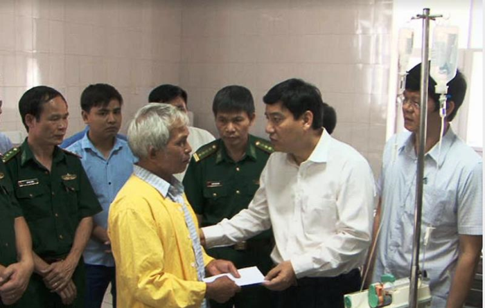 Ông Nguyễn Đắc Vinh- Bí thư Tỉnh ủy Nghệ An (thứ 2 từ phải sang) cùng ông Lê Xuân Đại - Phó chủ tịch UBND tỉnh Nghệ An thăm hỏi, động viên, trao tiền hỗ trợ người nhà có chiến sĩ trúng đạn bị thương. Ảnh: NTV