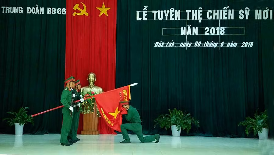  Chiến sĩ mới tuyên thệ dưới quân kỳ quyết thắng. Ảnh: Duy Hiển