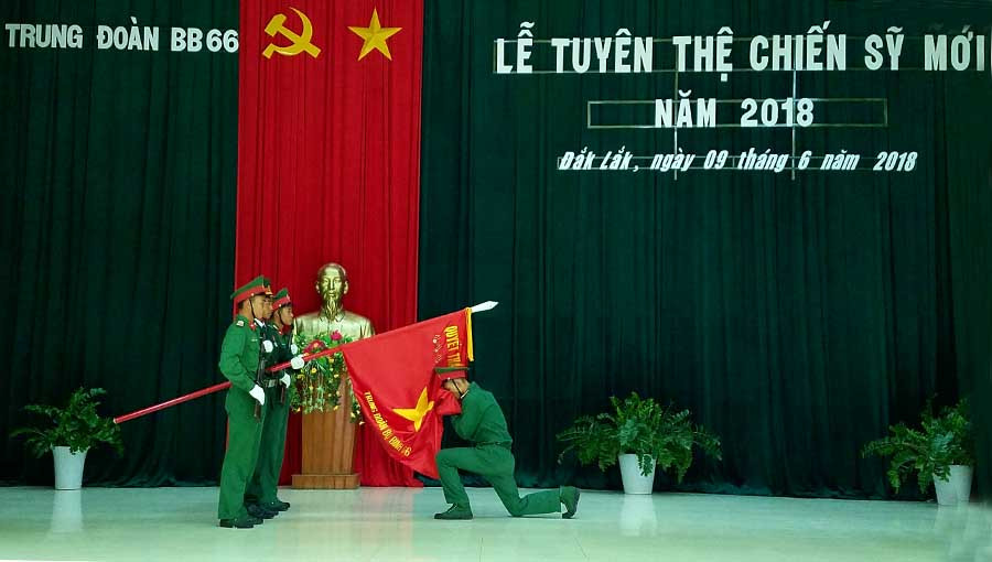  Chiến sĩ mới tuyên thệ dưới quân kỳ quyết thắng. Ảnh: Duy Hiển