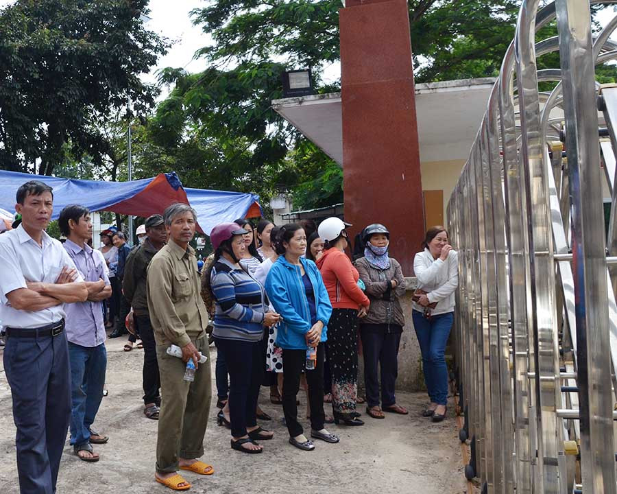 Phụ huynh mong ngóng các thí sinh sau môn thi đầu tiên. Ảnh: Phương Linh 8 Phụ huynh mong ngóng các thí sinh sau môn thi đầu tiên. Ảnh: Phương Linh