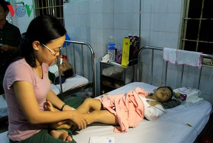 Cháu Nguyễn Khắc Thiên, 5 tuổi bị gãy xương cánh tay được mẹ chăm sóc tại bệnh viện. Cháu Nguyễn Khắc Thiên, 5 tuổi bị gãy xương cánh tay được mẹ chăm sóc tại bệnh viện.