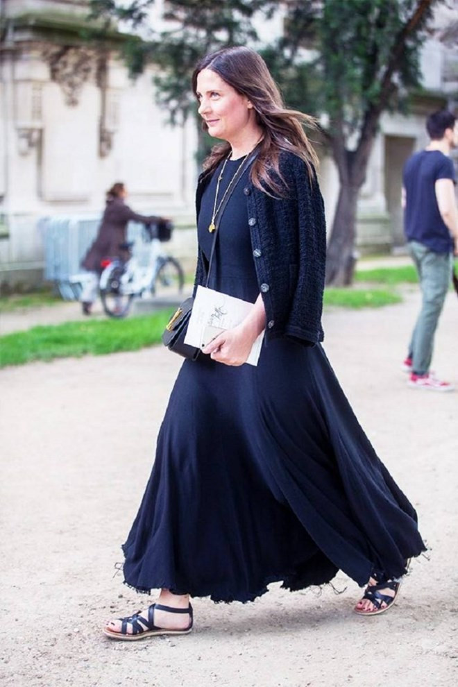  Với những ngày làm việc cuối cùng trong tuần, hãy tạo cho mình phong cách thoải mái với một chiếc maxi đen rộng và đôi sandal bệt giúp bạn vô tư tung tăng không biết mệt mỏi.