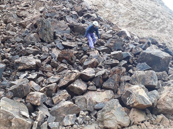 Đá từ trên vách núi tràn xuống đường và có dấu hiệu sạt lở rộng thêm 