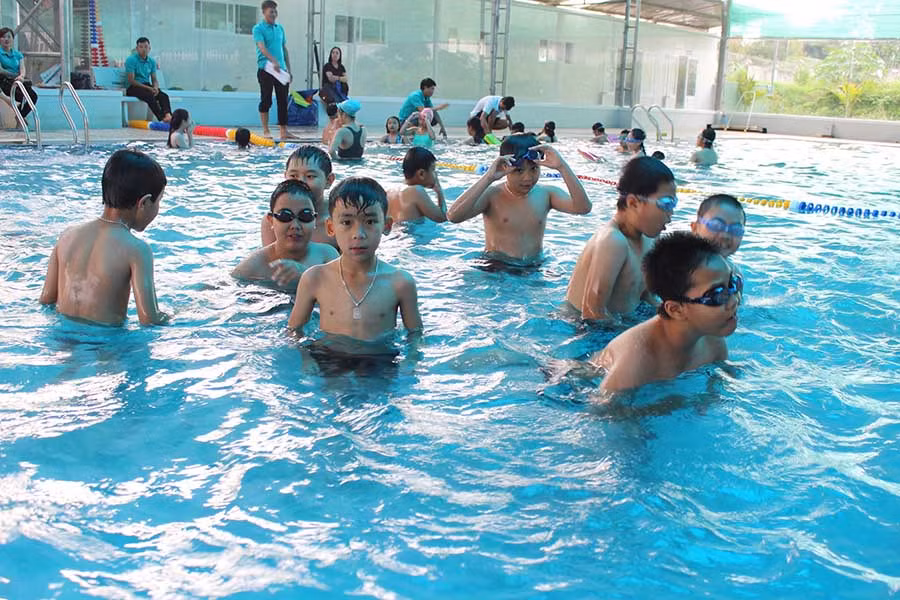 Các học viên thực hành bơi. Ảnh: Phan Lài