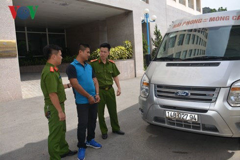 Đối tượng cùng tang vật tại cơ quan chức năng.