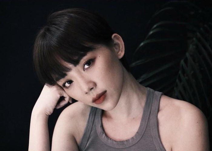 Tóc pixie siêu ngắn, kết hợp với mái bằng giúp cho Tóc Tiên trẻ ra vài tuổi.