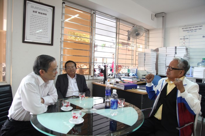 Cụ Lê Phước Thiệt trò chuyện cùng Nhà giáo ưu tú Lê Công Cơ, Hiệu trưởng Trường ĐH Duy Tân  Cụ Lê Phước Thiệt trò chuyện cùng Nhà giáo ưu tú Lê Công Cơ, Hiệu trưởng Trường ĐH Duy Tân