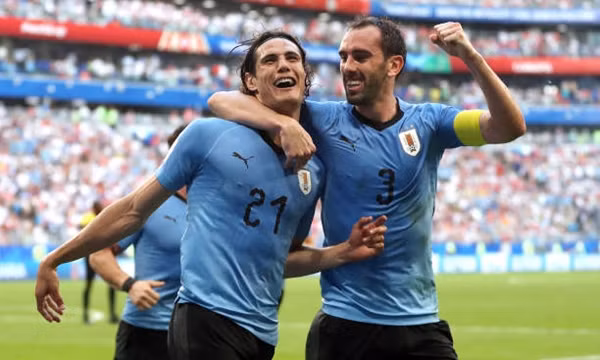  Cavani (trái) đã khai hỏa tại World Cup 2018. Ảnh: AP.
