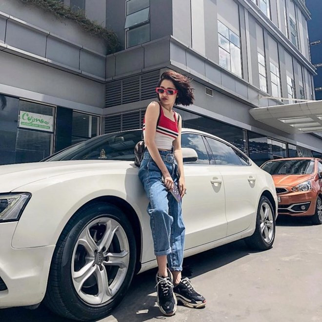 Cũng ưu tiên quần jeans song Bảo Anh lại lựa chọn kiểu quần baggy cạp cao, mix cùng áo thun sát nách và giày thể thao năng động.