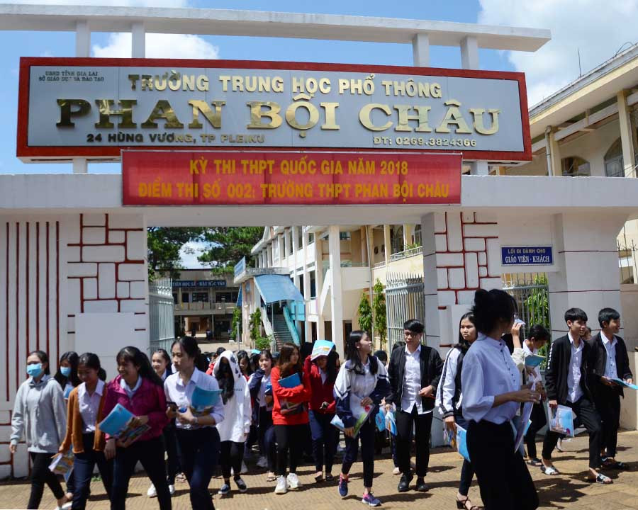 Thí sinh ùa ra cổng trường ngay sau khi cổng trường thi vừa mở. Ảnh: Phương Vi Thí sinh ùa ra cổng trường ngay sau khi cổng trường thi vừa mở. Ảnh: Phương Vi