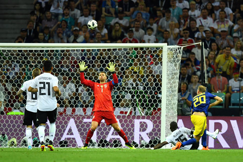 Cú dứt điểm kỹ thuật của Ola Toinoven mở tỷ số cho Thụy Điển.