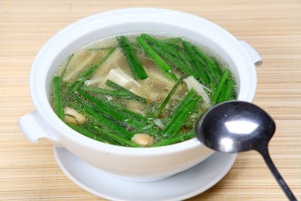 Ăn canh hẹ - đậu hũ non giúp giảm ho, cổ họng dễ chịu hơn. Ăn canh hẹ - đậu hũ non giúp giảm ho, cổ họng dễ chịu hơn.
