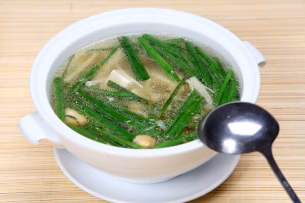 Ăn canh hẹ - đậu hũ non giúp giảm ho, cổ họng dễ chịu hơn.