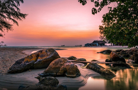 Bãi biển Sokha, Sihanoukville: Bãi tắm Sokha phù hợp với những du khách thích sự yên bình, không quá náo nhiệt bởi nơi đây không có quá nhiều người. Đặc biệt, những hoạt động buôn bán nhỏ lẻ bị cấm tại đây nên du khách cần nghỉ dưỡng sẽ không bị làm phiền.