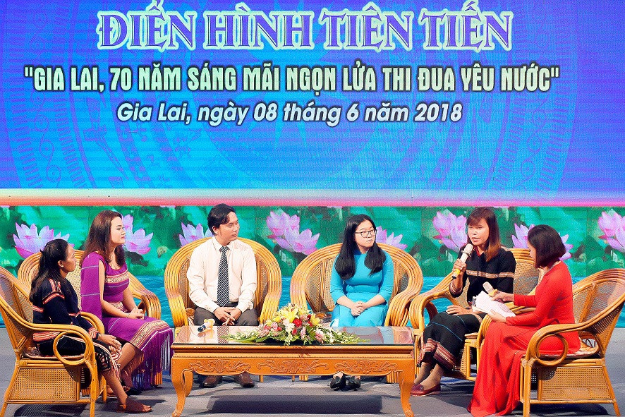 Giao lưu với gương điển hình tiên tiến phong trào thi đua yêu nước. Ảnh: Đức Thụy