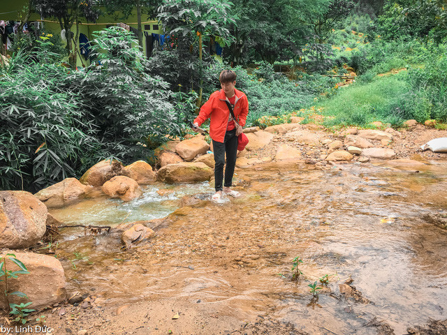 Đức cho biết, do là lần đầu tiên khám phá địa danh này, nên khi tìm vào mỏm đá Chồng, cậu cũng bị lạc khoảng vài trăm mét mới tìm được đường đi đúng. Đức cho biết, do là lần đầu tiên khám phá địa danh này, nên khi tìm vào mỏm đá Chồng, cậu cũng bị lạc khoảng vài trăm mét mới tìm được đường đi đúng.