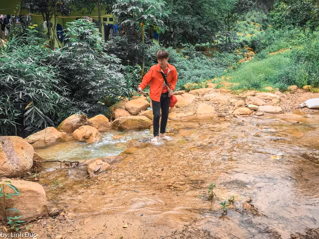 Đức cho biết, do là lần đầu tiên khám phá địa danh này, nên khi tìm vào mỏm đá Chồng, cậu cũng bị lạc khoảng vài trăm mét mới tìm được đường đi đúng. Đức cho biết, do là lần đầu tiên khám phá địa danh này, nên khi tìm vào mỏm đá Chồng, cậu cũng bị lạc khoảng vài trăm mét mới tìm được đường đi đúng.