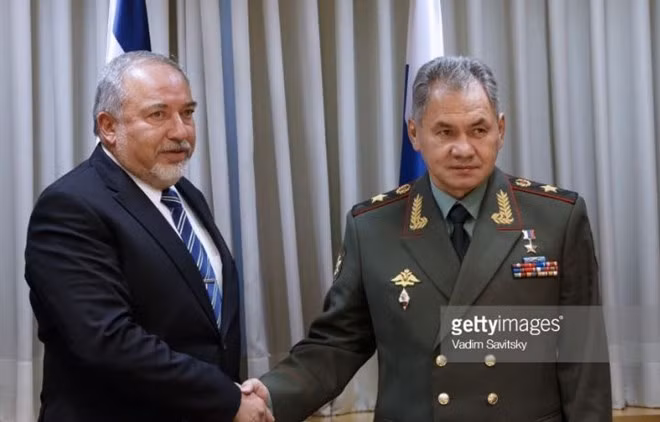 Bộ trưởng Quốc phòng Nga Sergei Shoigu (phải) cùng người đồng cấp Israel Avigdor Lieberman.