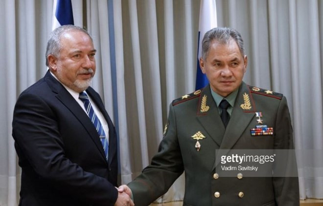 Bộ trưởng Quốc phòng Nga Sergei Shoigu (phải) cùng người đồng cấp Israel Avigdor Lieberman.