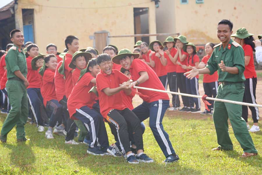 Hào hứng tham gia các trò chơi vận động.