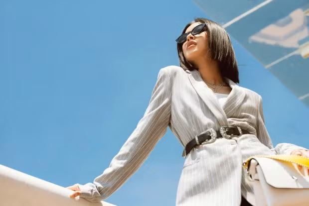 Để hoàn thiện set đồ, cô nàng sử dụng khuyên tai bản to. Hình ảnh đầy cá tính, phóng khoáng nhưng vẫn gợi cảm là những gì làm nên sức hút của món phụ kiện hot nhất năm 2018 này.