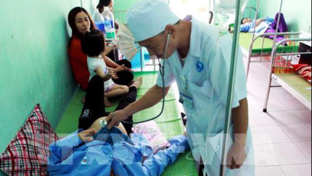 Một bệnh nhân đang được bác sỹ Bệnh viện Đa khoa Đông Hưng thăm khám nghi ngộ độc thực phẩm sau khi ăn tiết canh lợn rừng (ảnh: TTXVN)  Một bệnh nhân đang được bác sỹ Bệnh viện Đa khoa Đông Hưng thăm khám nghi ngộ độc thực phẩm sau khi ăn tiết canh lợn rừng (ảnh: TTXVN)