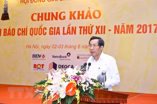 Chủ tịch Hội Nhà báo Việt Nam Thuận Hữu, Chủ tịch Hội đồng giải Báo chí Quốc gia công bố hoàn thành chấm chung khảo giải Báo chí Quốc gia lần thứ 12-năm 2017. (Ảnh: Minh Quyết/TTXVN)