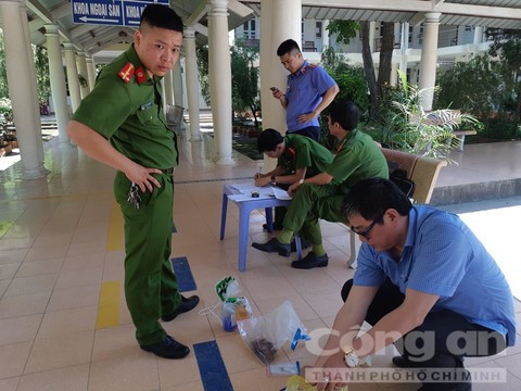 Công an phát hiện kim tiêm còn dính máu tại nơi người này tử vong.