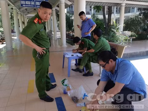Công an phát hiện kim tiêm còn dính máu tại nơi người này tử vong.