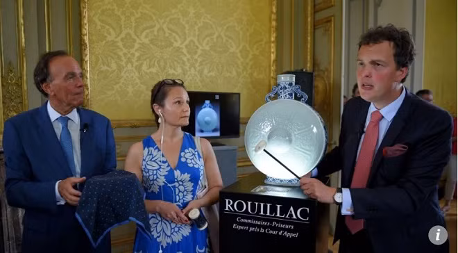 Chiếc bình sứ men ngọc được bán với giá 133 tỷ đồng.