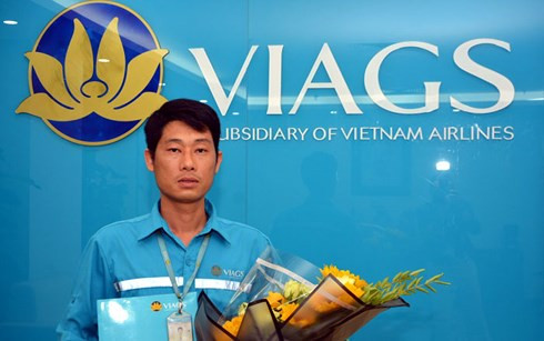 Nhân viên Nguyễn Chí Cường trả lại hành lý của hành khách để quên.