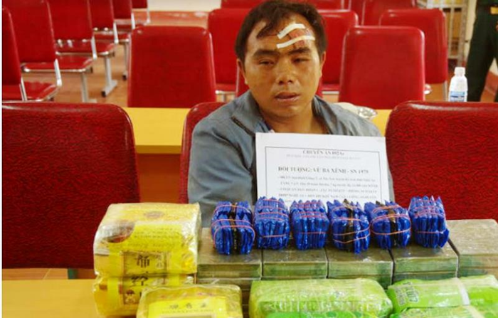 Nghi can Vừ Bá Xênh cùng tang vật ma túy. Ảnh: H.Thượng.