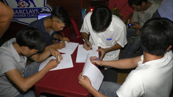 Lực lượng chức năng làm việc tại quán cà phê trên đường Tú Mỡ.