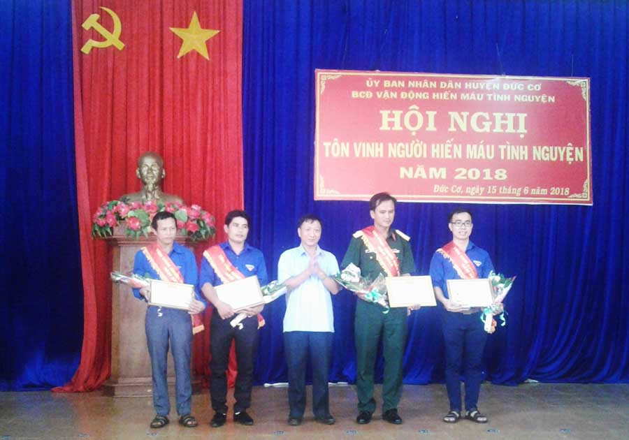 Ông Trịnh Văn Thành-Phó chủ tịch UBND huyện trao cúp tôn vinh và tặng giấy khen cho cá nhân tiêu biểu. Ảnh: Lê Văn Châu Ông Trịnh Văn Thành-Phó chủ tịch UBND huyện trao cúp tôn vinh và tặng giấy khen cho cá nhân tiêu biểu. Ảnh: Lê Văn Châu