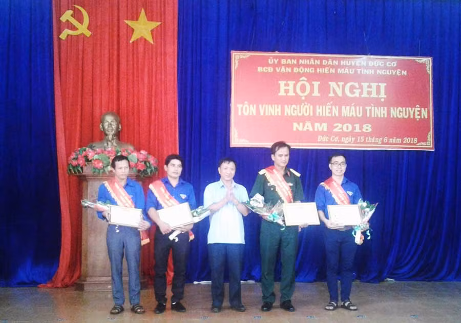  Ông Trịnh Văn Thành-Phó chủ tịch UBND huyện trao cúp tôn vinh và tặng giấy khen cho cá nhân tiêu biểu. Ảnh: Lê Văn Châu