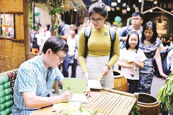 Nhà văn Nguyễn Nhật Ánh ký tặng sách độc giả Nhà văn Nguyễn Nhật Ánh ký tặng sách độc giả
