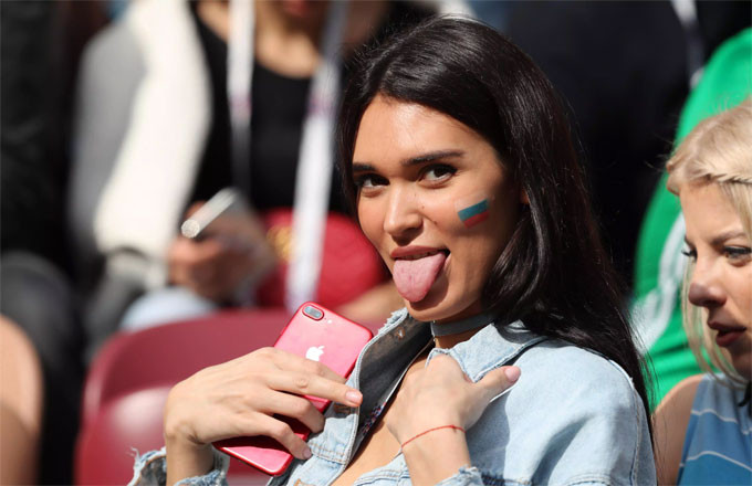 Một fan Nga thể hiện cảm xúc trước ống kính máy ảnh.