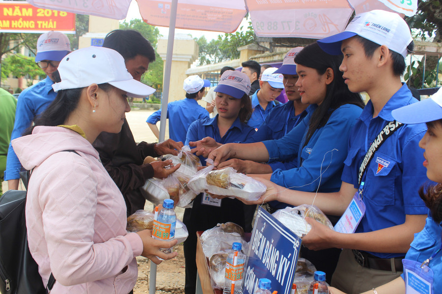 Sĩ tử nhận những suất cơm từ thiện sau buổi thi. Ảnh: Ngọc Thu